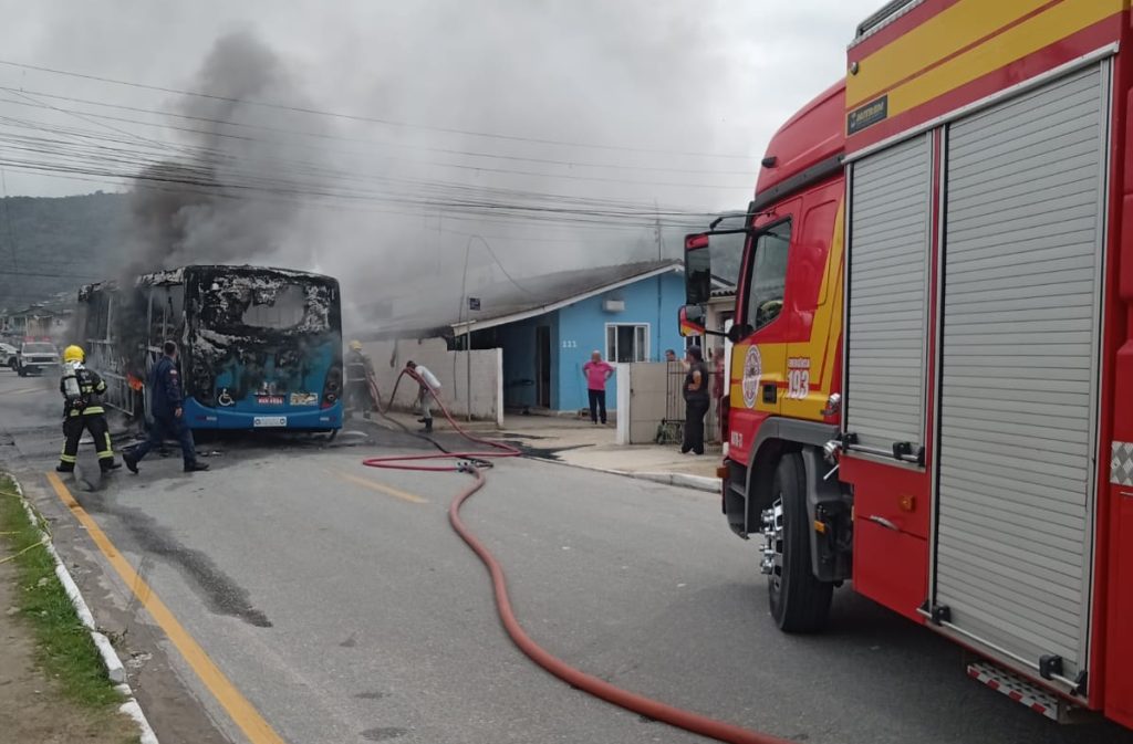 Ônibus suspendem operações após incêndios; prefeito se manifesta