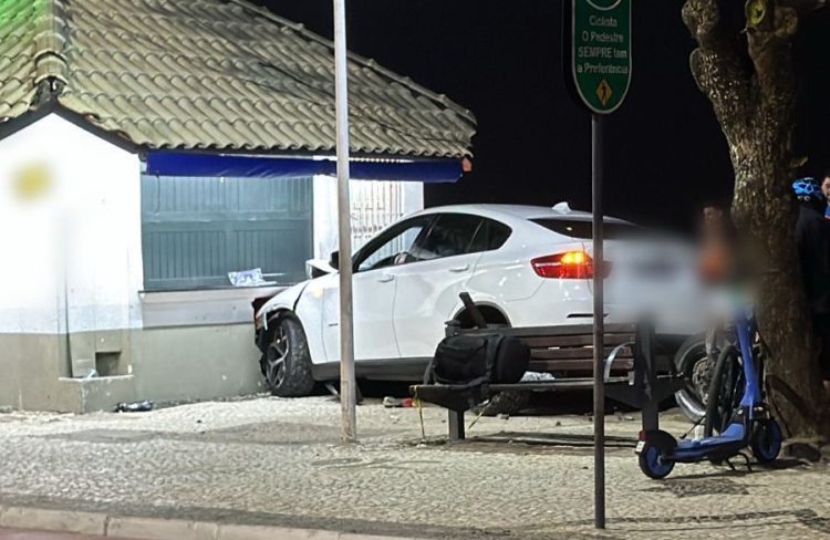 BMW bate contra quiosque na orla de Balneário Camboriú