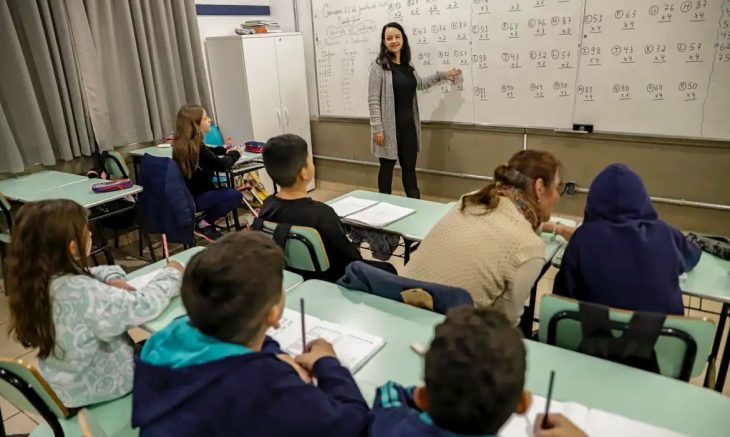 Programa Pé-de-Meia paga benefício a partir desta segunda-feira