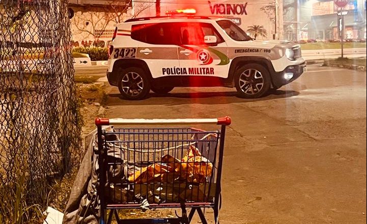 Morador de rua é encontrado morto em carrinho de mercado