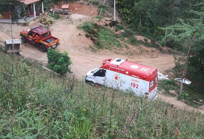 Menina é arremassada para fora do carro após cair em ribanceira em São João Batista