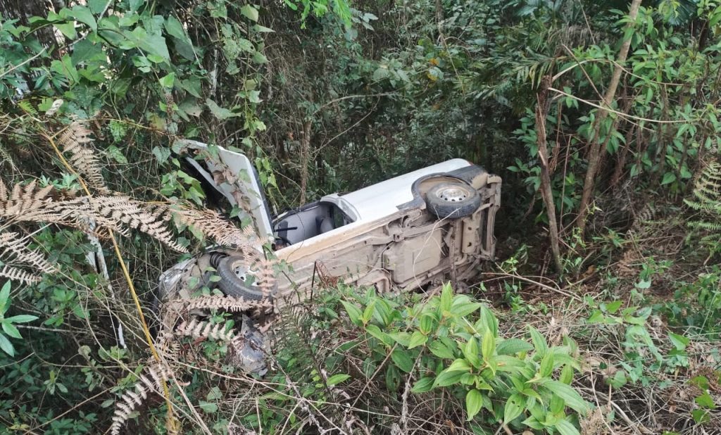 Menina é arremessada para fora do carro após cair em ribanceira