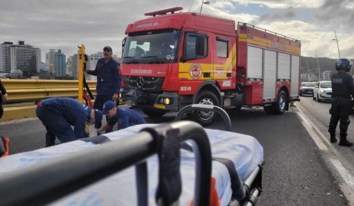 Engavetamento na Ponte Colombo Salles deixa motociclista ferido