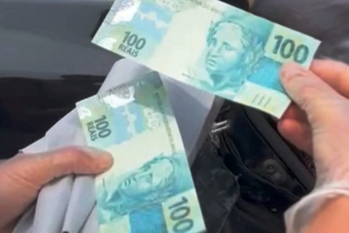 Mulher é presa ao receber notas falsas que comprou pelo correio