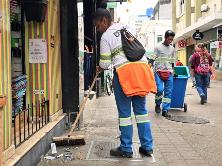 Sujeira nas ruas pós-eleição é cada vez menor, aponta Comcap