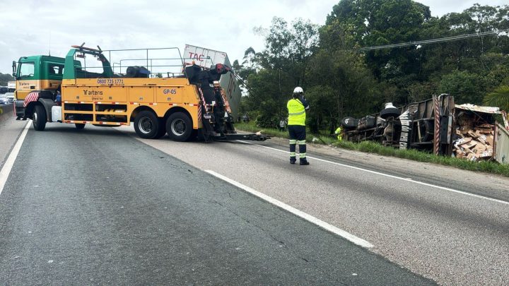 Caminhoneiro morre atingido por carreta às margens da BR-101