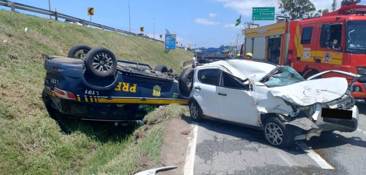 Acidente com viatura da PRF deixa mulher em estado grave