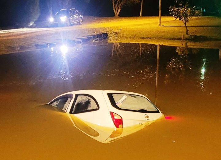 Motorista quebra vidro e sai do carro após cair em lagoa em SC