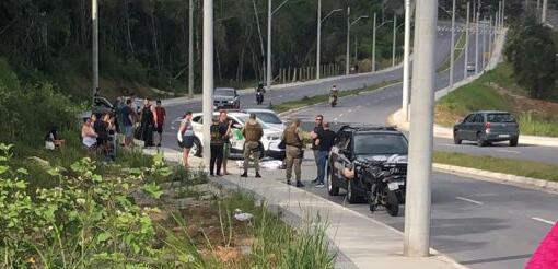Carro x poste e 3 atropelamentos: confira o trânsito na Capital no domingo
