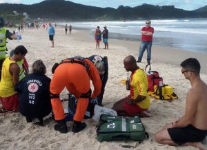 Turista de Curitiba ignora alerta dos guarda-vidas e morre afogado
