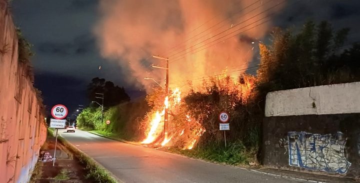 Número de presos pelos ataques de sábado sobre para 18