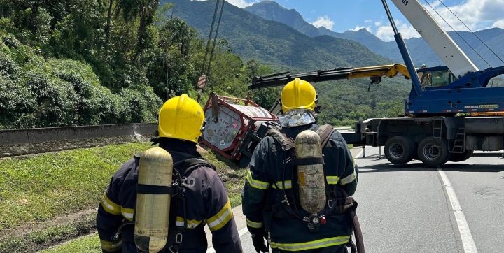 Carreta com carga tóxica tomba na BR-101 mas bombeiros descartam vazamento