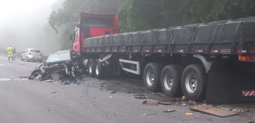 Engavetamento entre caminhões e carros interdita BR-376