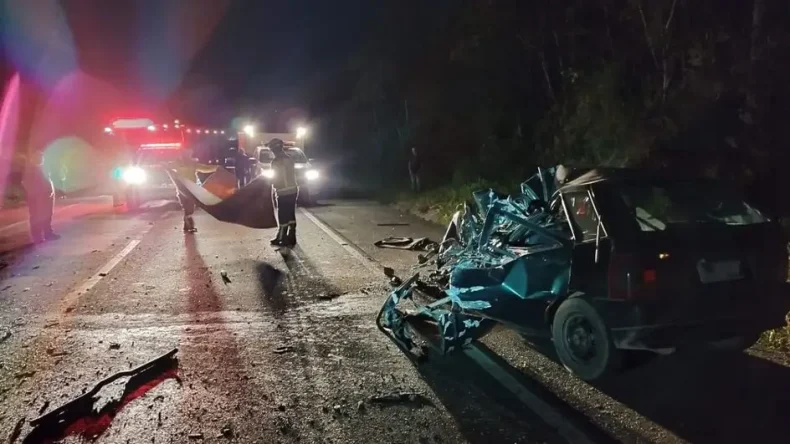 Carro bate de frente com um caminhão e motorista morre no Norte de SC