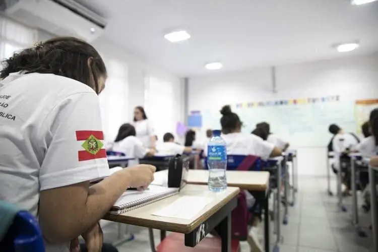 Secretaria divulga período de rematrícula para escolas de SC