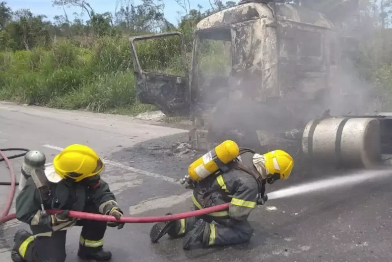 Caminhão pega fogo e fica completamente destruído no Litoral Norte