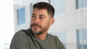 “Me sinto definhando”: Evaristo Costa revela desafios da doença de Crohn