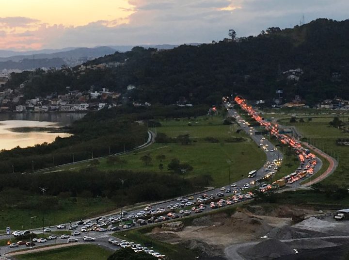 Mais uma vez, acidente na Ponte deixa trânsito travado em vários pontos da Ilha