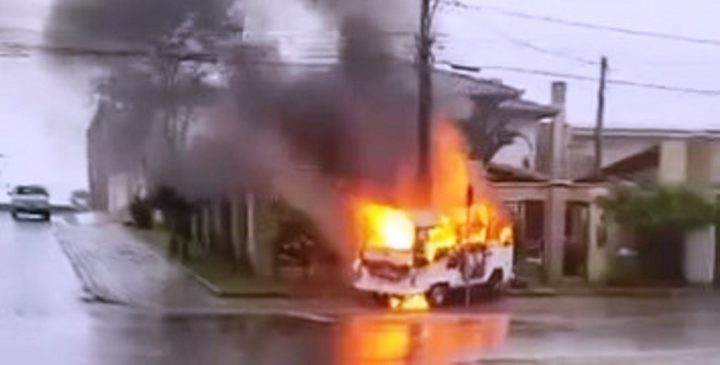 Vídeo: Kombi em chamas e sem motorista transita pelo centro de cidade em SC