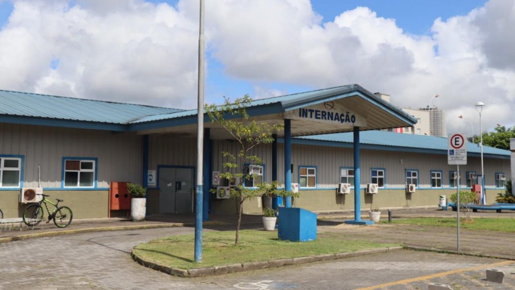 Bebê nasce sem vida no estacionamento de hospital de SC