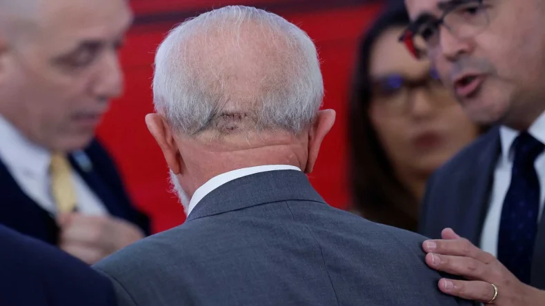 Em evento no Palácio do Planalto, Lula aparece com pontos na cabeça