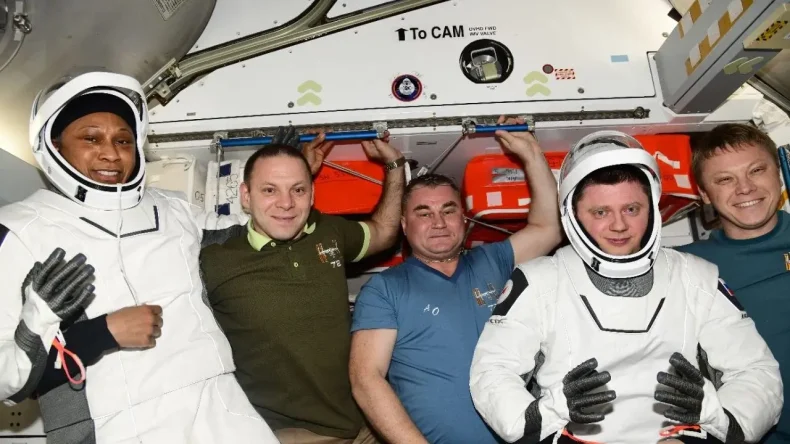 Astronauta da NASA é internado após ficar sete meses no espaço