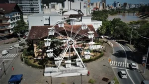 Além dos pavilhões: roda-gigante é atração no centro de Blumenau