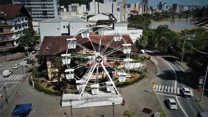 Além dos pavilhões: roda-gigante é atração no centro de Blumenau