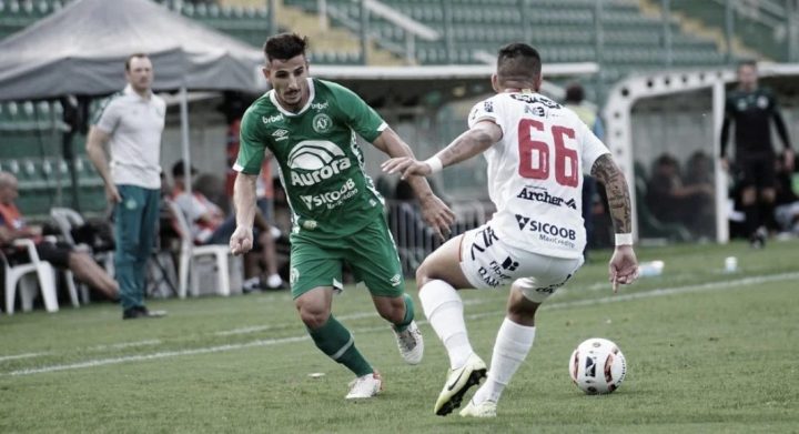 Brusque e Chapecoense duelam no desespero para escapar do rebaixamento