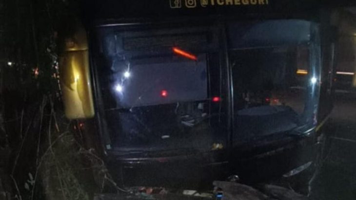 Ônibus do Tchê Guri sofre acidente na BR-290; músicos estão bem