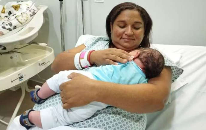 Fofura gigante: bebê nasce com mais de 5 quilos; parto é raro