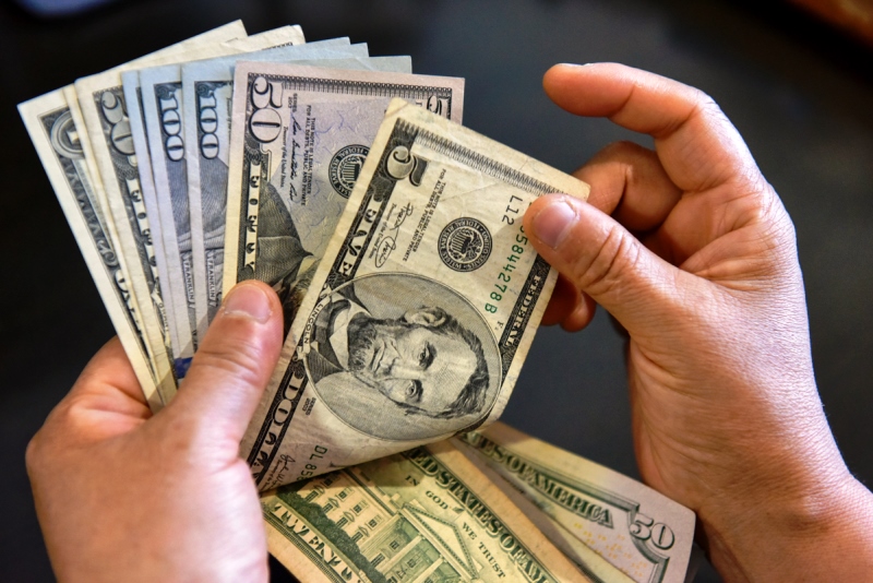 Vitória de Trump nos EUA faz dólar cair abaixo dos R$ 5,70 no Brasil