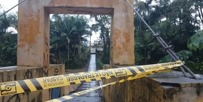 Ponte pênsil no bairro Gasparinho segue interditada; entenda