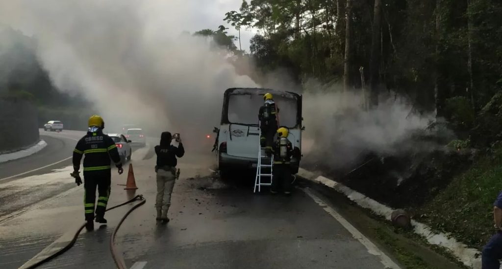 Motorhome pega fogo na subida da Serra em SC