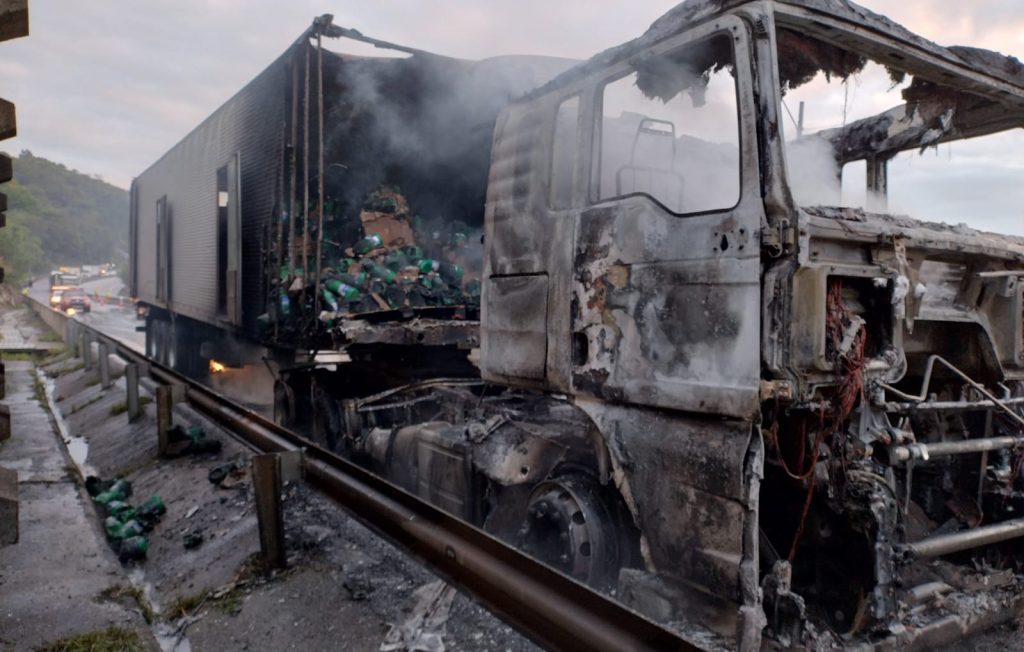 Caminhão com água sanitária pega fogo e congestiona a BR-101