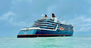 Transatlântico abre a temporada de cruzeiros em Balneário Camboriú