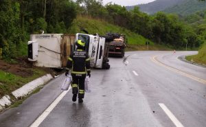 Motorista fica preso às ferragens após carro e caminhão colidirem na BR-282