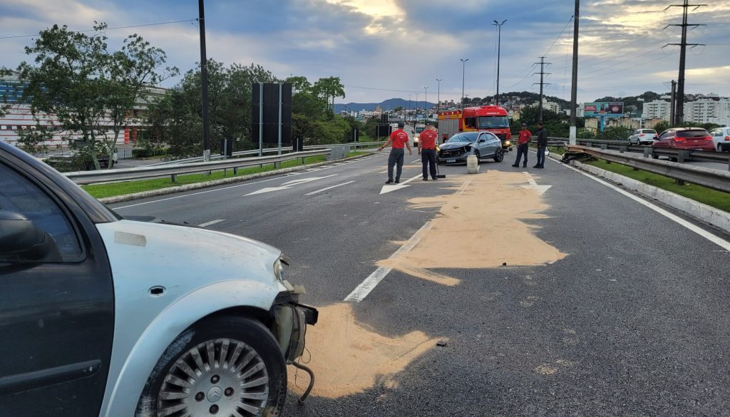 Vídeo: forte colisão na Via Expressa trava trânsito; condutor fugiu