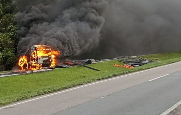 Caminhão é destruído por incêndio na BR-101 em Palhoça