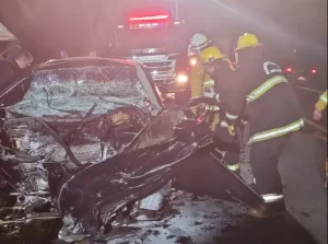 Mulher de 37 anos morre em batida entre carro e caminhão na BR-470