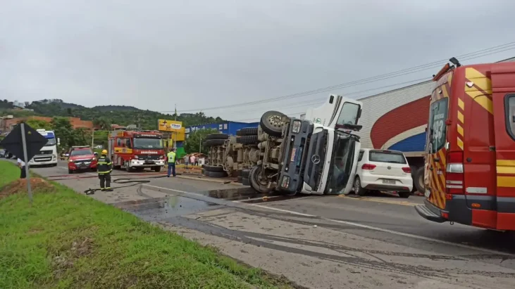 Acidente entre quatro carretas e um carro interdita a BR-470