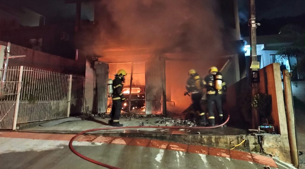 Garagem pega fogo e carro elétrico fica destruído em São José