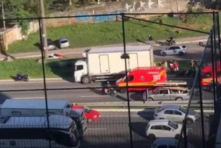 Acidente entre caminhão e moto resulta em morte na Via Expressa