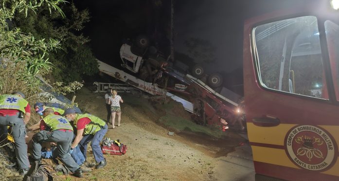 Caminhão guindaste capota no Belchior após falha mecânica