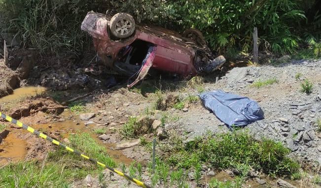 Carro cai em ribanceira, condutor morre e passageira fica ferida
