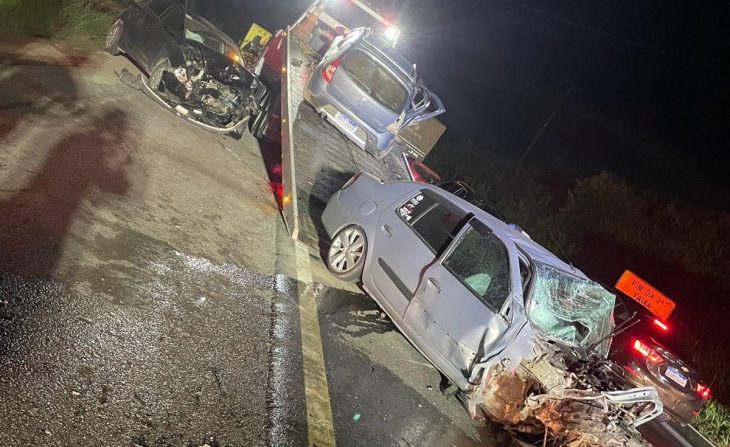Colisão entre 3 carros na BR-470 deixa várias pessoas feridas