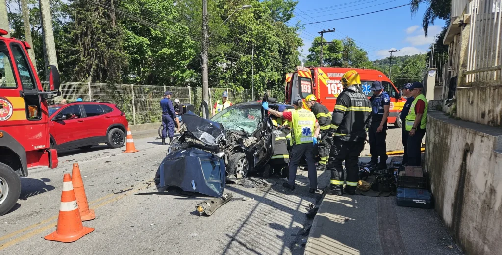 Motorista fica preso às ferragens em acidente no Centro de Blumenau