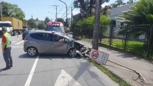 Acidente em Blumenau: carro de idoso bate em poste