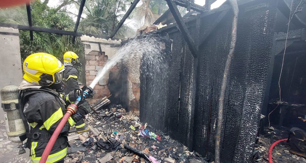 Bombeiros resgatam cachorro em incêndio que destruiu residência