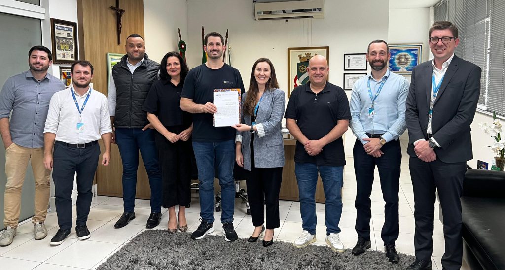 Prefeitura de Brusque firma convênio com Caixa para gestão da folha de pagamento